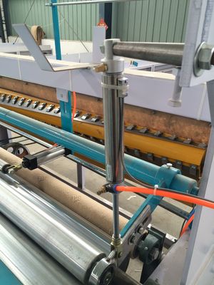 Automatische In reliëf gemaakte Maxi Roll Toilet Tissue Rewinding-Lijm Klein Bobbin Paper Manufacturing Machine